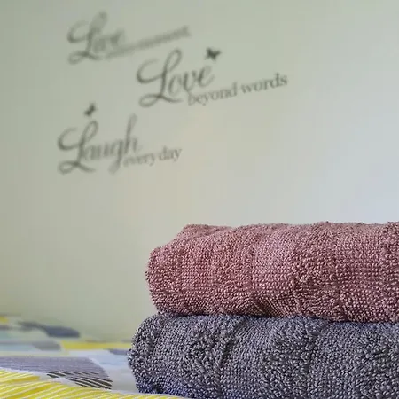 Apartman Carolina - Hillside Stay, Steps From The Sea *