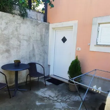 Apartman Carolina - Hillside Stay, Steps From The Sea *
