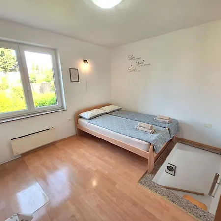 Carolina - Hillside Stay, Steps From The Sea Apartman