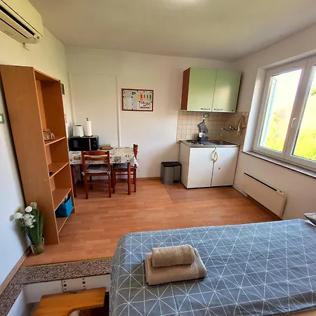 Apartman Carolina - Hillside Stay, Steps From The Sea