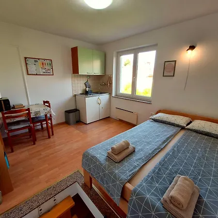 Apartman Carolina - Hillside Stay, Steps From The Sea *