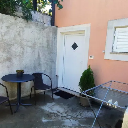 Apartman Carolina - Hillside Stay, Steps From The Sea