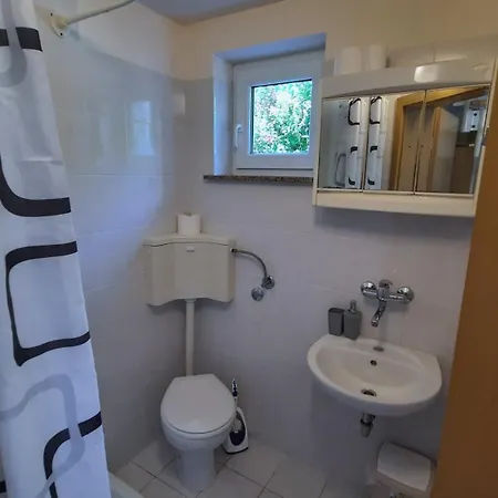 Apartman Carolina - Hillside Stay, Steps From The Sea