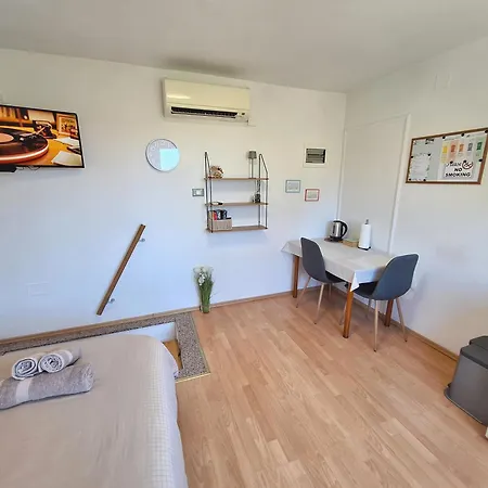 Apartman Carolina - Hillside Stay, Steps From The Sea