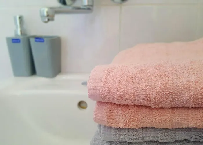 公寓 Carolina - Hillside Stay, Steps From The Sea *