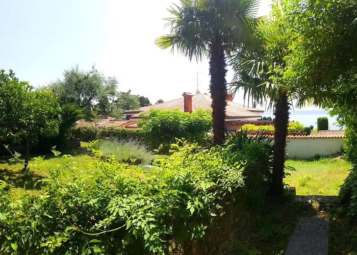 Carolina - Hillside Stay, Steps From The Sea 公寓