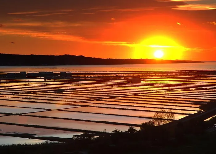 Carolina - Hillside Stay, Steps From The Sea