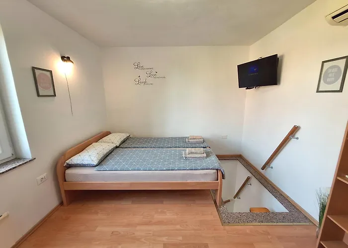 Carolina - Hillside Stay, Steps From The Sea *