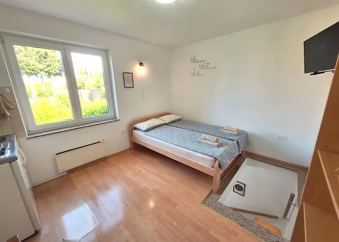 Carolina - Hillside Stay, Steps From The Sea 公寓